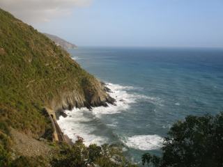 Le sentier de Corniglia à Vernazza (on voit un bout de la voie ferrée).