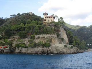 Les premières villas apparaissent à l'approche de Portofino.