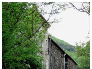 La maison de notre ami est une ancienne magnanerie. Les 2 derniers étages ont été surélevés pour permettre l'élevage du ver à soie. La petite porte qui se trouve en bas est la bergerie.