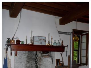 Une pièce où il a fait bon se retrouver entre amis! Les bouteilles couchées à terre, contiennent de la boisson de kéfir de fruits, préparée par notre ami. Le kéfir est une boisson issue de la fermentation du lait ou de jus de fruits sucrés. Elle contient de nombreuses espèces de micro-organismes et elle est utilisée pour ses propriétés diététiques. La boisson obtenue est légèrement gazeuse et très agréable au goût.