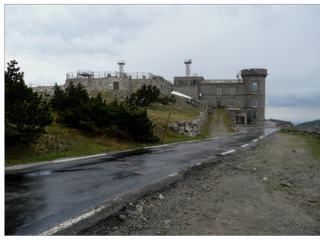 Nous arrivons à l'Observatoire. A cause de la rudesse du climat, il faudra 7 ans, à raison de 70 jours de travail par an en moyenne pour construire l'Observatoire. En 1888, il n'y a que 52 jours de travail. L'année 1889, gravée sur le fronton devait voir la fin des travaux et l'inauguration. Hélas, cette année là, il n'y a que 75 jours de travail. En 1890, 83 jours. L'entrepreneur responsable du chantier, totalement ruiné, finit les travaux en 1893 comme simple ouvrier. L'inauguration a lieu le 18 août 1894. Les registres d'observation sont tenus à partir du 1er décembre 1894 par le forestier Blanc, premier occupant de l'Observatoire, venant du Mont Ventoux. Dès 1897, le Club Alpin Français fait édifier un refuge en bois - avec quatre chaînes d'attache au sol - au nord du bâtiment. Les touristes commencent à venir visiter l'Observatoire: il y en a 1250 en 1898, chiffre respectable si l'on songe que l'on se rendait au sommet soit à pied, soit en voiture à cheval. Plus tard, par manque de personnel, l'Observatoire n'est plus ouvert aux touristes. Avec des routes confortables et l'abondance de voitures particulières le nombre de touristes venant admirer le panorama n'a cessé de s'accroître. Les années suivantes voient fleurir divers projets d'aménagement ou d'agrandissement mais bien peu sont réalisés. Les intempéries d'hiver causent beaucoup de dégâts et se succèdent. Pendant des mois les liaisons télégraphiques sont interrompues,l'entretien du bâtiment est incessant. Un cévenol, Tabusse, participe aux travaux et assure la gérance du refuge à partir de 1916. Il est immortalisé par le roman d'André Chamson "Histoires de Tabusse" (1930) et plus tard par un film "Tabusse" de Jean Gehret (1948). Une chambre de l'Observatoire porte son nom. Les années passent et chacune impose des réparations à l'Observatoire dont le confort reste précaire et rude.