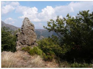 Le même menhir sous un ciel plus dégagé en septembre de la même année.