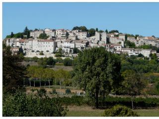 Etagée à flanc de collines, parmi les oliviers et les figuiers, Vézénobres domine la belle région de la Gardonnenque. Cette petite cité est située sur l'historique chemin de la Régordanne, une voie ancienne qui reliait le Massif Central à la Vallée du Rhône, et que fréquentaient naguère les pèlerins et les marchands.