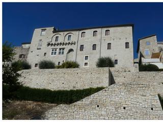 On abandonne la voiture au pied de l'imposante façade du château de Thoiras ( XIVe siècle). Il fut détruit partiellement pendant les guerres de religion (1628) par le duc de Rohan. Acheté plus tard par la commune, il devint l'hôtel de Ville.