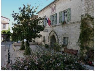 La mairie actuelle est située à la place de l'ancien château Girard. Durant le période féodale, Vézénobres devient une seigneurie attachée à l'une des plus grandes familles de la région: la Maison d'Anduze. Cette époque fut la plus prospère pour tout le Languedoc.