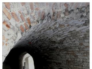 Pour bien comprendre la structure de l'agglomération médiévale, il faut emprunter les androunes, ces passages étroits souvent en escalier, qui établissaient une liaison facile et directe entre les différentes rues étagées en même temps qu'elles permettaient une évacuation simple des eaux pluviales et des eaux usées vers les point bas de la falaise.