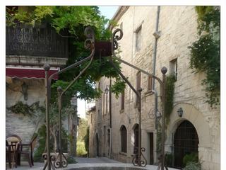 LA Carriera Drecha (XIIe-XIIIe siècles) est l'axe majeur du village, composé actuellement de la rue de l'Horloge, de la place de la Mairie, de la Grand'rue, de la rue des Maisons romanes, de la rue de la Porte d'Alès. Elle double l'ancienne rue romane située une dizaine de mètres plus au Sud, en contrebas de 6 à 7 mètres dont on retrouve dans les caves actuelles les façades avec porte en plein cintre ou en ogive.