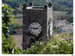 Vue depuis la ville haute, au 1er plan le clocher et l'horloge de la porte Sabran.