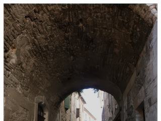 Un fascinant réseau de passages voûtés et de ruelles baptisées androunes.