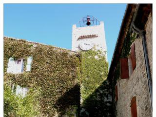 Au Moyen-Âge, on accédait à la cité médiévale par l'intermédiaire de cinq portes. La Porte Sabran qui date du XIIIe siècle est la seule qui soit encore présente aujourd'hui. Les autres portes ont toutes été détruites au cours des guerres de Religion.