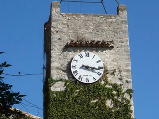 La porte Sabran est ornée d'une grande horloge datant du XVIIe siècle, ce qui lui a valu d'être également désignée par l'appellation Porte de l'Horloge.