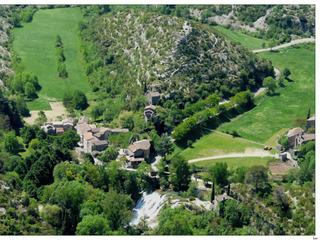 Au centre du village, la cascade avec son eau très claire appelle à la baignade, mais attention, elle est froide.
