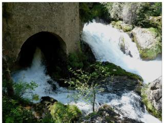 Le débit de 3m3/seconde est utilisé très tôt par l'homme puisqu'un manuscrit de l'an 1097 évoque la présence d'un moulin à eau sur ce site. Les moulins actuels, rénovés, ont été construits au XVIIe siècle; ils ont cessé de fonctionner après les dommages subis lors des terribles crues de 1907. Il arrive, très rarement, que l'eau cesse de couler pendant quelques heures, voire quelques jours. Selon la légende, il existerait un bloc dans le lit de la résurgence portant l'inscription : "Quora me vieras, ploraras" (quand tu me verras tu pleureras).