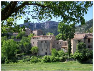 Les anciennes magnaneries où l'on faisait l'élevage des vers à soie, se sont transformés en résidences secondaires dans ce site qui ne manque pas de cachet.