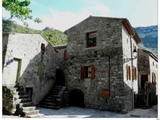 La maison caussenarde a un rapport évident avec la pierre, omniprésente. Elle obéit à un schéma simple et général: elle superpose citerne, bergerie, habitation et grenier sous le même toit. Ces maisons sont bien restaurées.