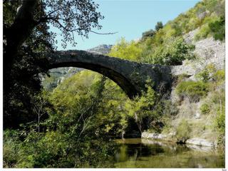 Le joli petit pont médiéval qui sépare le village en deux.
