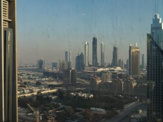 Nous voilà arrivés !!! Notre hôtel est le Carlton Downton, pour nous 27ème étage avec vue sur le Burj Khalifa mais vitres sales ... On fait des photos quand même !!!