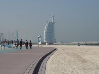 La plage, belle et bien entretenue. Au loin le Burg Al Arab, le seul 7 étoiles au monde. Interdit d'entrée si vous n'êtes pas client (prix minimum d'une chambre en basse saison 1500/2000$). Il fait chaud (30-35) et un petit bain de pied aurait été le bienvenu mais non il faut poursuivre la visite.