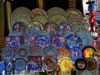 Pour les touristes de belles assiettes. Nous avons été émerveillé de la qualité du travail des artisans aussi bien à Oman qu'ici.
