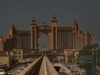 Trajet en monorail pour aller voir Palm Jumeirah, la plus grande île artificielle au monde avec ses 16 branches. Bon on a rien vu des palmes mais on ne pouvait pas rater l'ostentatoire hôtel Atlantis the Palm