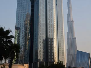 Le voilà le fameux Burj Khalifa à droite sur la photo. Plus haute tour au monde, avec à l'intérieur le plus grand centre commercial au monde et un fameux aquarium (pas visité) et une piste de ski !!! Un spectacle de musique et jets d'eau a lieu tous les soirs et les jets d'eau seraient paraît-il, plus haut que ceux du Bellagio de Las Vegas.