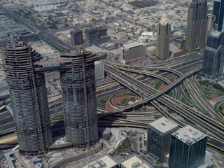 Une dernière image du Burj Khalifa prise du 125ème pour vous montrer les parterres et les fleurs (taches rouges)