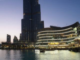 La dernière du burj Khalifa avec le centre commercial à droite.