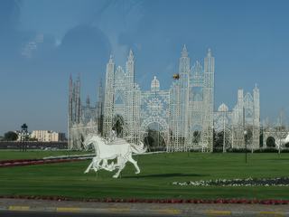 Un rond-point avant d'arriver à Abu Dhabi, dernier arrêt de notre voyage. Des E.A.U. c'est cet émirat que j'ai le plus aimé à cause du calme relatif après Dubai, de l'architecture, de la promenade de la corniche et autres gratte-ciel.