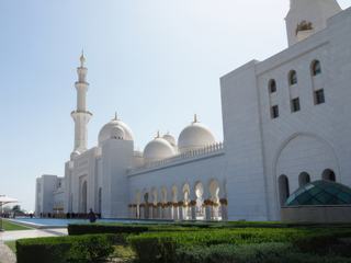 La Grande Mosquée Sheikh Zayed. Quelle aventure pour les femmes !!. Nous sommes quatre femmes qui allons nous en rappeler car malgré que l'on était couverte de la tête au pied, foulard inclus, eh bien non on ne passe pas !!!. Ainsi en a décidé un garde ... il paraît que l'on voyait nos bras à travers nos manches longues (mon œil). Pas la peine de discuter alors nous sommes retournés au bus pour nous couvrir encore plus ... il faisait 35, on cuisait !!!. Voilà pourquoi après avoir perdu environ 3/4 heures je n'ai que cette photo, pas très bonne de l'extérieur et même pas de l'avant de la mosquée !!!.