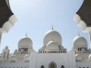 Elle est magnifique cette mosquée, toute en marbre blanc avec de l'or. Un vrai chef d'oeuvre. C'est une vraie merveille. Pas de représentation d'Allah ou de Mahomet car la religion l'interdit, mais un décor qui comme dans nos cathédrales et autres basiliques est fait pour émerveiller les fidèles.