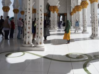 Comme dans un cloître, une galerie fait le tour de la cour intérieure.