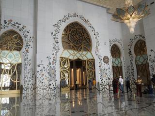 L'entrée somptueuse avec les murs ornés des mêmes motifs et le lustre ... on y arrive mais bien entendu cette salle est réservée au fidèles de sexe masculin. Nous avons, nous les femmes, une autre salle que l'on a pas vue !!!