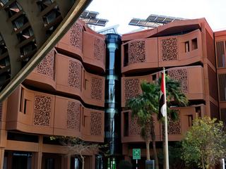 Je mets une seule photo de notre visite à Masdar. Masdar devrait être la ville la plus écologique au monde et qui devrait coûter aux environs de 10 milliards d'euros. Pas de voiture dans la ville, que des voiturettes électriques. Pas grand chose n'est sorti du sol, la crise de 2008 a frappé de plein fouet ce projet. Je vous invite à lire l'article suivant si cela vous intéresse : https://www.courrierinternational.com/article/2014/02/04/masdar-la-cite-laboratoire