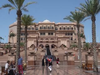 L'arrivée à l'Émirates Palace. Entrons.