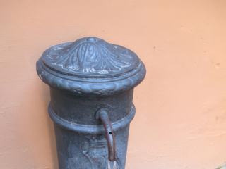 Rome: fontaine "nasone".