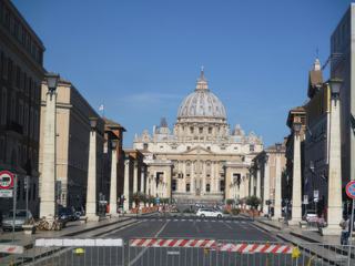 Rome: Vatican - Place Saint-Pierre (* désolé pour les barrières).