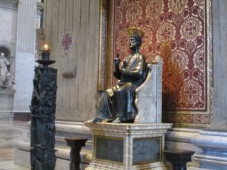 Rome: Vatican - Basilique Saint-Pierre, statue de Saint-Pierre.