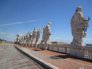 Rome: Vatican - statues de la terrasse, Basilique Saint-Pierre.