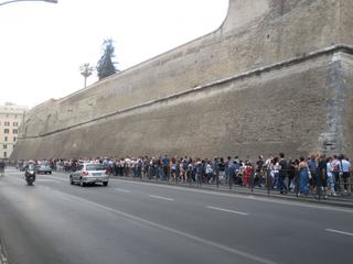 Rome: petite file pour les musées du Vatican.