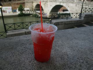 La "grattachecca" romaine: glace et sirop.