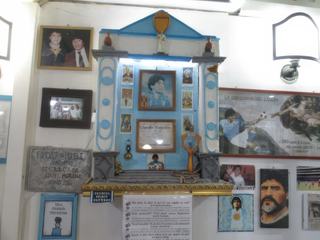 Naples: bar Nilo, autel dédié à Diego Maradonna.