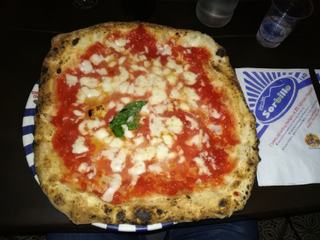 Pizza margherita de chez Sorbillo.