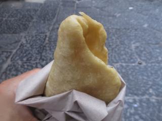 Spécialité napolitaine: part de "pizza fritta".