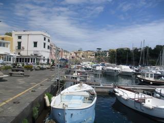 L'île de Procida: marine de Chiaiolella (au sud).