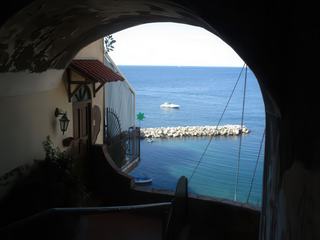 L'île de Procida: marine de Corricella.