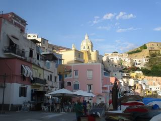 L'île de Procida: marine de Corricella.
