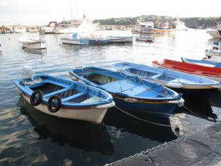 L'île de Procida: marine de Corricella.