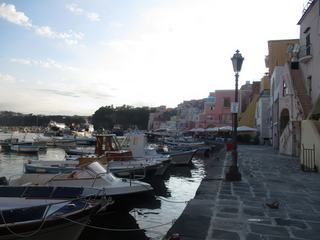L'île de Procida: marine de Corricella.