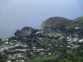 L'île d'Ischia: vue sur la côte sud.