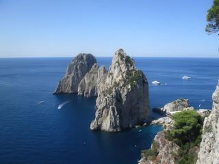 L'île de Capri: rochers "Faraglione".